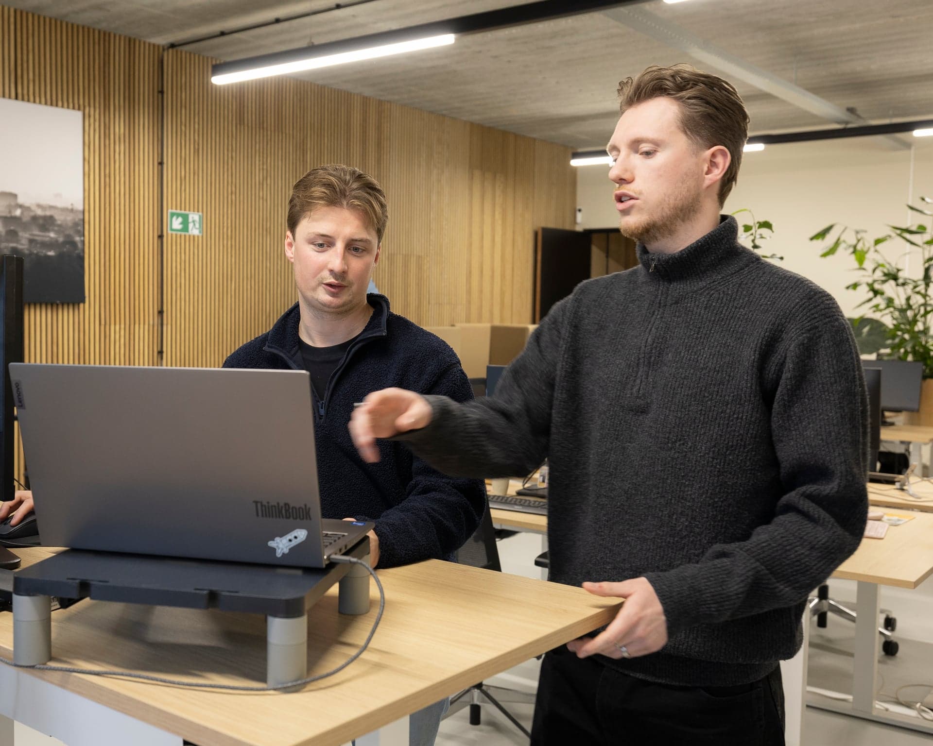 Twee Zeo-specialisten bekijken samen een ChatGPT Ads-campagne